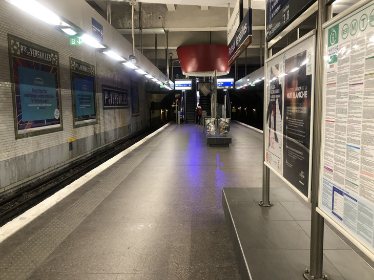 モーターショー会場の最寄り地下鉄駅。かつて期間中は、自動車メーカーの派手なラッピング広告で彩られていたが、通常と変わらず。思わず筆者は「マイ・ウェイ」の原曲であるフレンチポップス『Come d’habitude』を歌ってしまった。