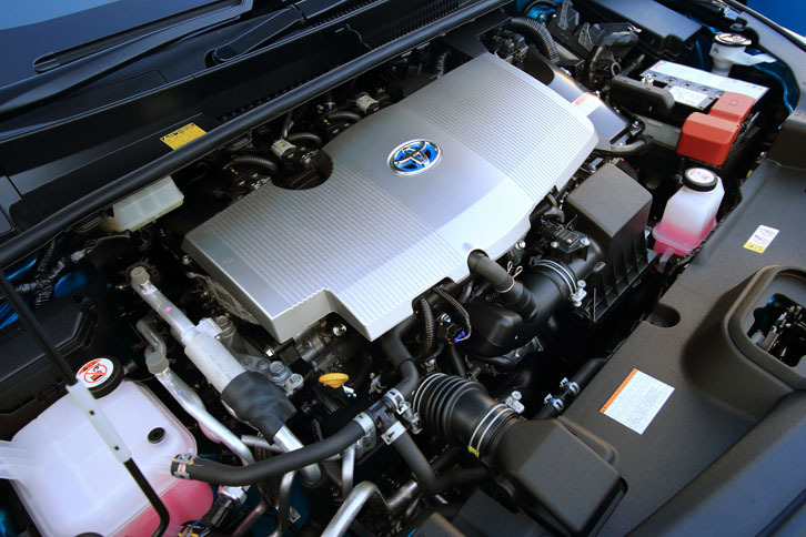 ハイブリッドシステムは、「プリウス」と同様に1.8リッター直4エンジンがベース。JC08モードの燃費値は、グレードにより37.2km/リッターまたは30.8km/リッターとなっている。