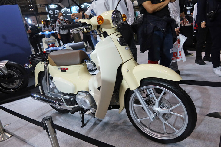 ホンダが「東京モーターサイクルショー2025」に出展した「スーパーカブ110ライト」。新区分基準の原付一種のコンセプトモデルだ。新基準原付とは、排気量50～125ccで最高出力を4.0kW以下に抑えた車両のこと。当該排気量のバイクがみんな原付免許で乗れるようになるわけではないのだ。交通ルールについても通常の原付一種と変わりなく、車速は30km/h以下で、大きな交差点などでは2段階右折が義務づけられる。