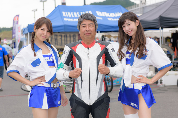 たまたま通り掛かったレースクイーンおふたりと記念撮影。ありがとうございました！