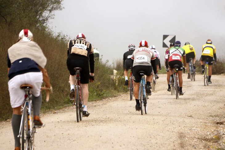 濃霧のなか、「エロイカ」名物の砂利道を走る参加者たち。参加可能なのは1987年までに製造されたか、同年代の雰囲気が感じられると主催者に認められた車両。ほかにも、車輪は23インチ以上といった規定がある。