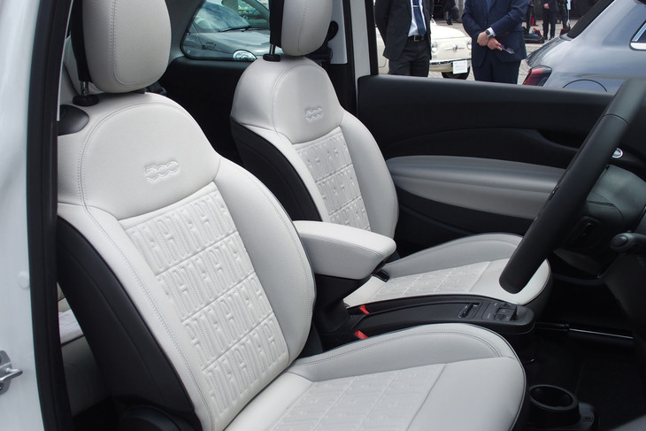 フィアット500eオープン（フロントシート）