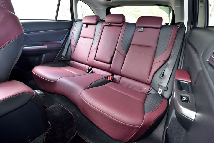 リアシートもボルドーカラーに。スポーティーでありながら落ち着きのある上質さを表現している。
