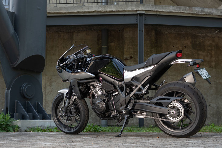 単にロケットカウルを付けただけではなく、既存のモデルにはない独自のコンセプトのもとに開発された「ホーク11」。発売予定は2022年9月29日となっている。