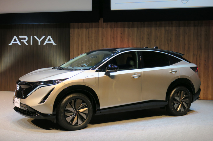 日産自動車は、新型EV「アリア」の販売に合わせて、2021年6月にオンラインの予約サイトを開設した。同サイトでは購入の検討や商談ができるものの、顧客の要望次第では、実店舗での試乗や対面式での商談との組み合わせも可能となっている。