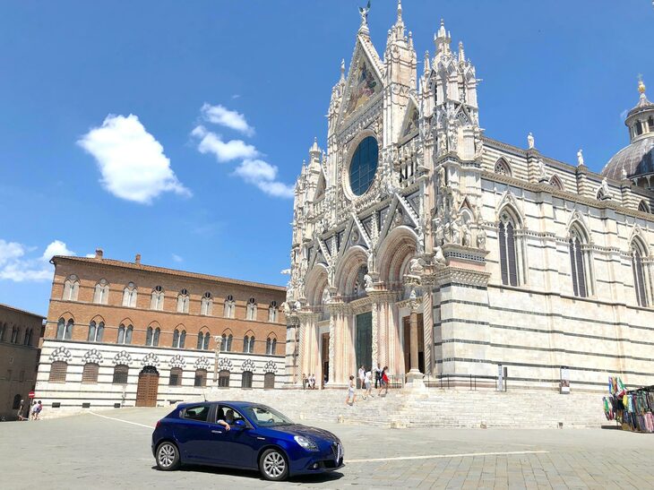 シエナ大聖堂前を行く「ジュリエッタ」。2020年夏。