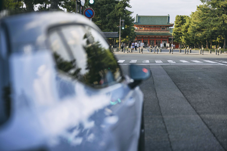 平安遷都1100年を記念して明治28年に建てられたのが平安神宮。近くに京セラ美術館、細見美術館などがあり、文化的な雰囲気が漂う。