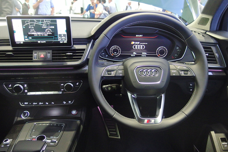 ドライバーを取り囲むようなデザインが採用された、新型「Q5」のコックピット周辺部。