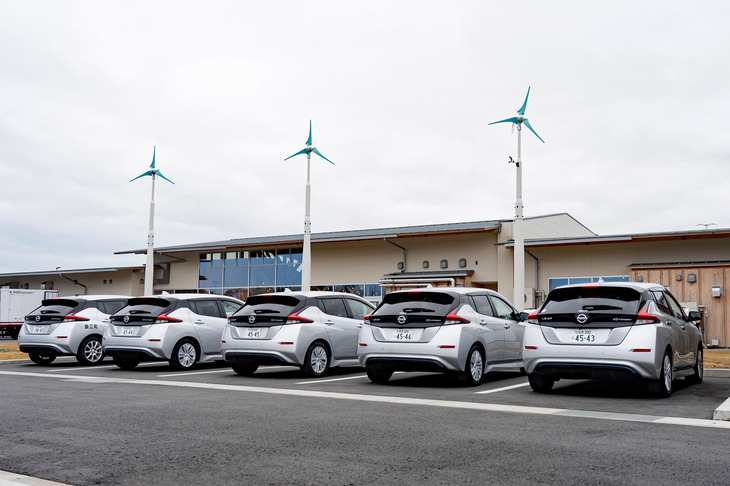 パワーコントロールシステムに搭載される充放電制御システムは、太陽光、風力、水素燃料電池の発電量と、商業施設「道の駅なみえ」の電力需要の情報をもとに、自律的にEVの充放電を行う。