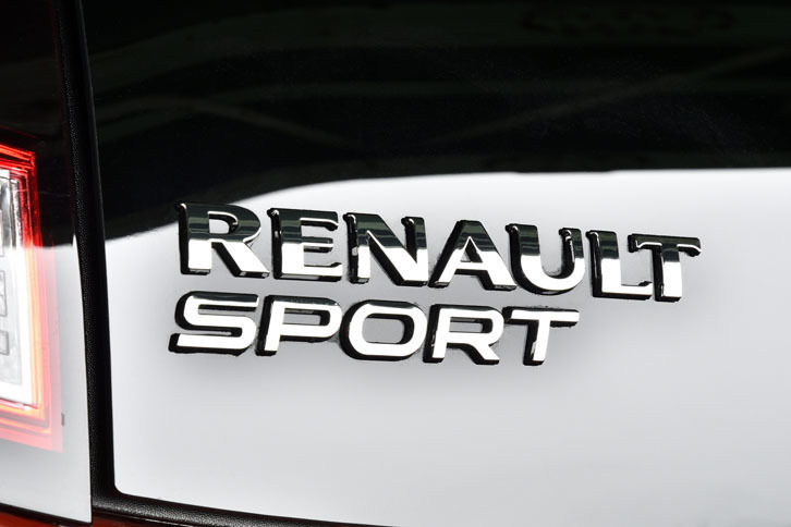 ハッチゲートの左下に貼られたルノースポールのバッジ。“ホットハッチ化”は同社が担当した。