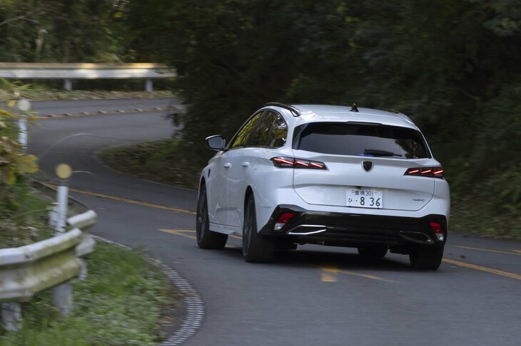 「GTハイブリッド」の車両本体価格は1.5リッターディーゼルの「GT BlueHDi」よりも98万4000円高い557万1000円。国のCEV補助金などを活用すればその差は縮まる。