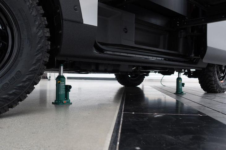 日産ディザスターサポートスペック（車体を安定させるためのジャッキ）