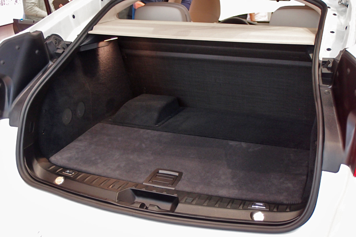 ラゲッジスペース。バッテリーがおさまるキャビン側が高く、リアエンド（写真手前）に向かってゆるく傾斜している。左奥の盛り上がった部分には高電圧システムが格納されている。