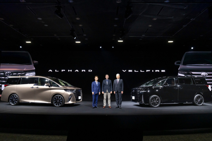 右からトヨタ自動車の中嶋裕樹副社長、サイモン・ハンフリーズ執行役員、CVカンパニー製品企画の吉岡憲一チーフエンジニア。