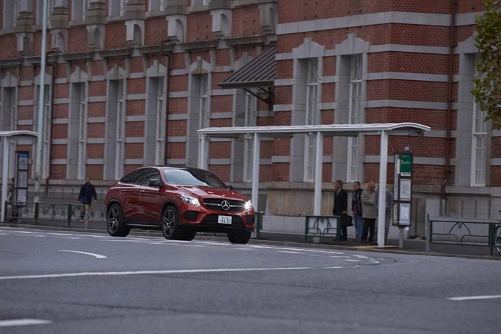 早朝の都心をさっそうと走る「GLE43 4MATIC クーペ」。AMGダイナミックセレクトでスポーツやスポーツ＋を選択すると、エアマチックサスペンションが車高を低く設定する。