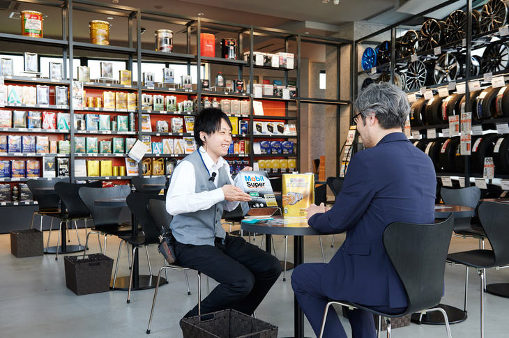 ⑧遠慮せずにサービスフロントに相談しよう
サービススタッフと来客とが相談するスペースがサービスフロント。例えば愛車にはどのオイルが合うのか、タイヤ選びと予算の兼ね合いなど、どんな細かいことにも親身になって相談に乗ってくれる。気兼ねすることなく、スタッフを質問攻めにしたい。