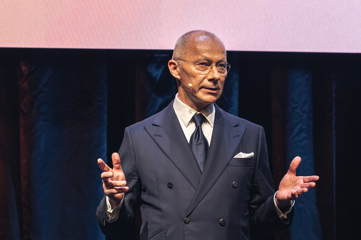 発表会にて新型「レンジローバー」の特徴を説明するティエリー・ボロレCEO。