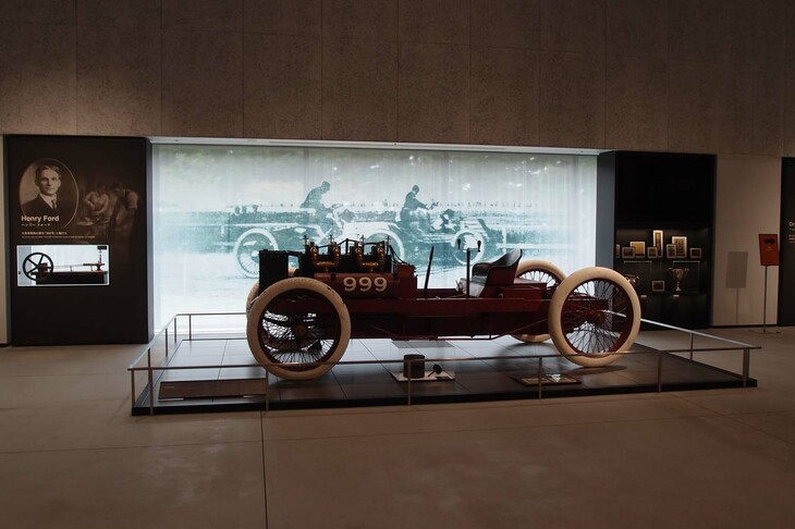 「フォード999」（1902年）のレプリカ。巨大なラジエーターとエンジンが目を引く。