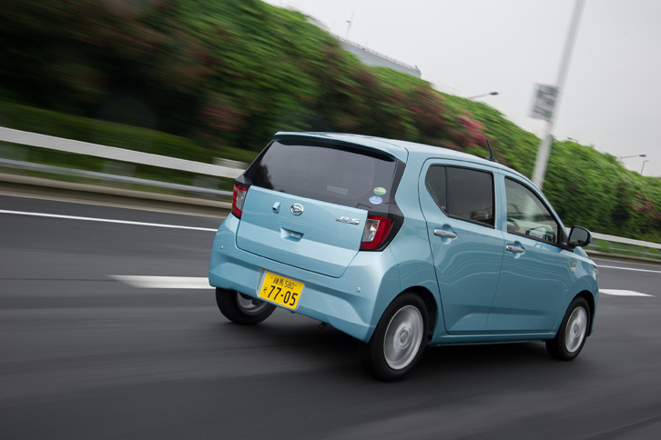 JC08モード計測による燃費は、「ミラ イースG“SA III”」が35.2km/リッター、「アルトX」が37.0km/リッターとなっている。