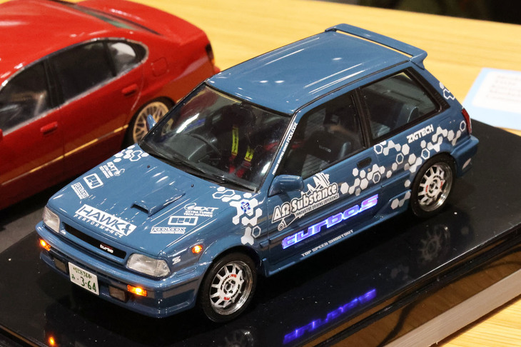 同じハセガワの1/24「スターレット」（EP71）でも、こちらは「ターボSスーパーリミテッド」がベース。イメージは架空のショップのデモカーだそうで、ウインカーやサイドマーカーを点灯式にして、ドアの車名デカール部分には電飾を仕込んでいる。