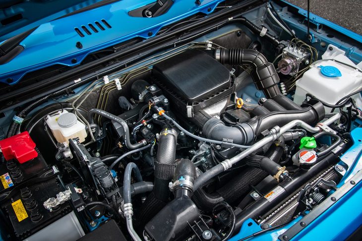 「ジムニー」のエンジンについては、従来モデルのK6A型からロングストロークのR06A型に変更。ピークトルクはダウンしたものの、低回転域から太いトルクを発生させる特性により、オフロードでの扱いやすさが向上している。
