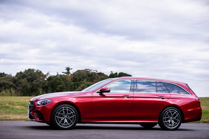 「インテリジェントドライブ」と呼ばれるメルセデス自慢の最新安全運転支援システムが、「Eクラス ステーションワゴン」の全車に標準装備されている。