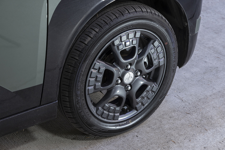 トレッキングシューズをイメージしたというデザインのアルミホイールは4WDモデル専用だ。