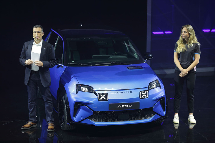 2024年のルマン24時間レースの舞台で発表された「アルピーヌA290」。ブランド史上初めての電気自動車だ。