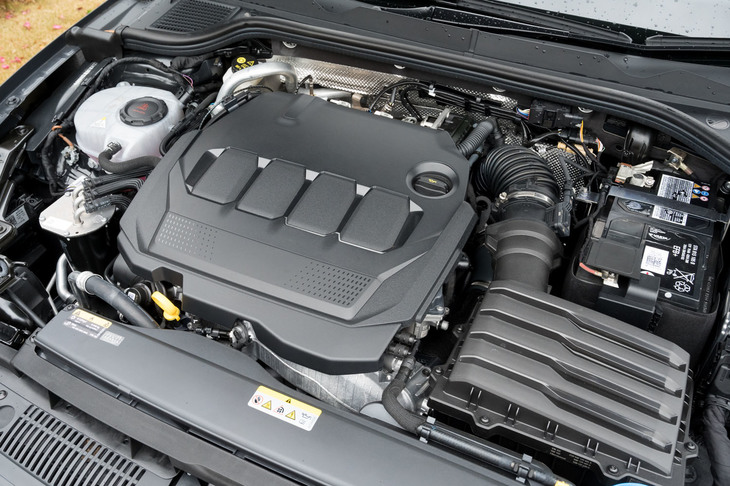 日本初導入となる新型ディーゼルエンジン「EA288evo」。高負荷の状態でも低負荷の状態でも窒素酸化物（NOx）を効率的に除去できるよう、排気系には尿素SCRシステムを2基備えている。