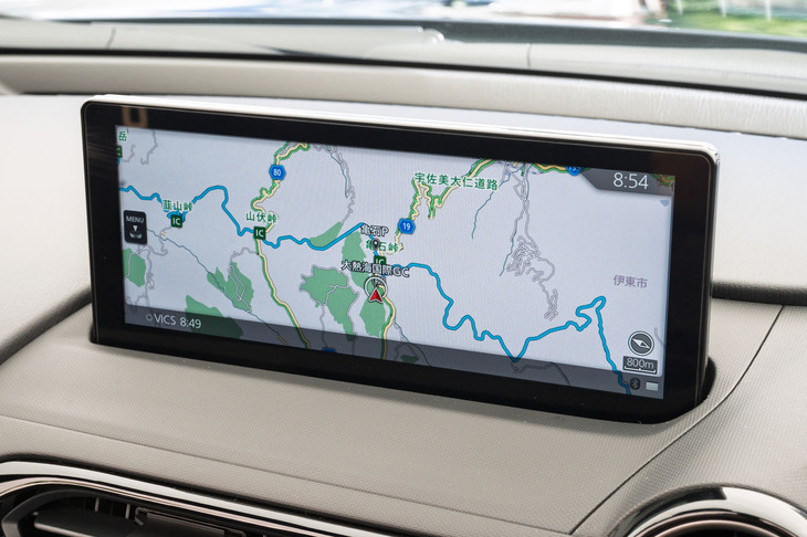 “走り”以外の改良点としては、センターディスプレイにApple CarPlayおよびAndroid Autoのタッチ操作機能が追加された。