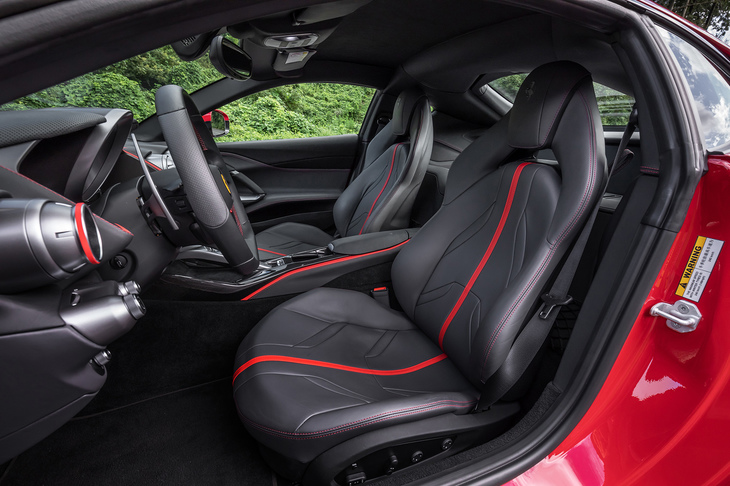 これ見よがしなバケットタイプではないが、体のサポートがしっかりとしたシート。ヘッドレストの刺しゅうはオプションで選択する。