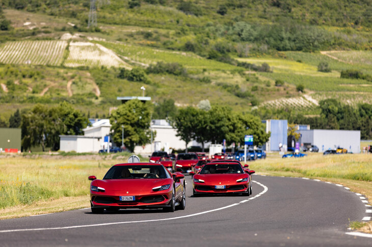 高いパフォーマンスと優れた快適性を併せ持つフェラーリの「296」シリーズ。EV走行も可能な電動パワートレインも、スーパーカーの新たな楽しみ方を感じさせてくれた。