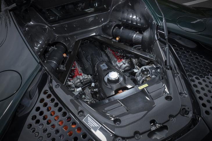 エンジンは4リッターV8ターボの「F154FA」。ドライサンプ式の冷却系とも相まって、コンパクトで低重心な設計となっている。