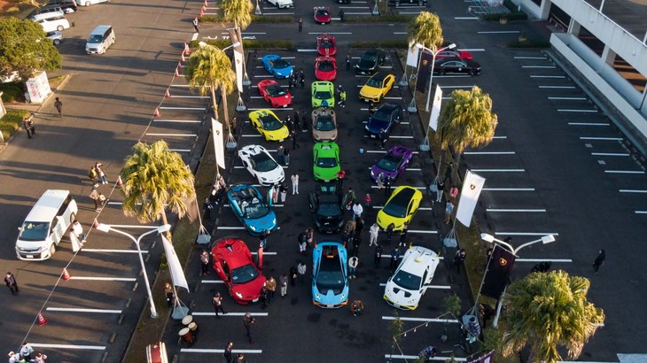 出発の朝。ホテルの駐車場には所狭しとランボルギーニ車が並んでいた。