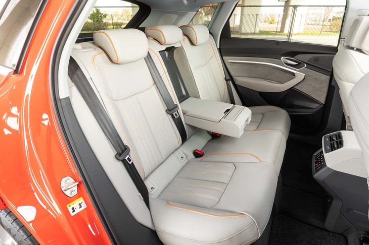 3分割式の後席。「コンフォートパッケージ」に含まれるオプションとしてシートヒーターが備わる。