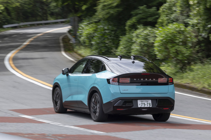 【日産リーフB7 Gのスペック】
	ボディーサイズ：全長×全幅×全高＝4360×1810×1565mm／ホイールベース：2690mm／車重：1920kg／駆動方式：FWD／モーター：交流同期電動機／最高出力：218PS（160kW）／最大トルク：355N・m（36.2kgf・m）／タイヤ：（前）235/45R19 95V／（後）235/45R19 95V（ダンロップeスポーツマックス）／一充電走行距離：670km（WLTCモード）／交流電力量消費率：137Wh/km（WLTCモード）／価格：599万9400円　
	
	【取材時の電費データ】
	テスト距離：249.1km（市街地1：高速道路7：山岳路2）／消費電力量：--kWh／参考電力消費率：6.2km/kWh（約161.3Wh/km、車載電費計計測値）