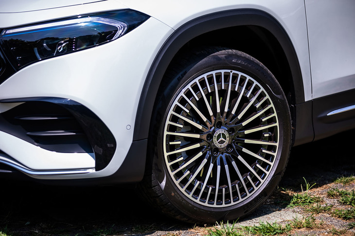 今回試乗した「EQB350 4MATIC」では、標準装備の20インチホイールに235/45R20サイズの「ピレリPゼロELECT」タイヤが組み合わされていた。