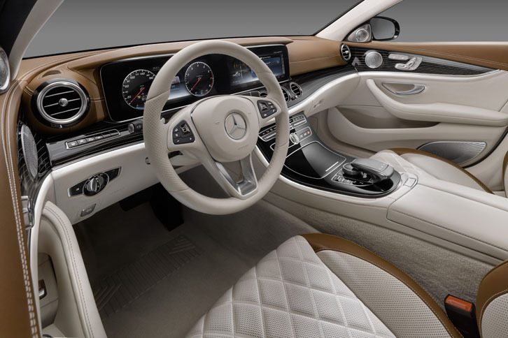 外観と同様に、内装も「Sクラス」や「Cクラス」と足並みをそろえたものとなる。インパネには横幅12.3インチ（約31.2cm）の液晶パネルが2枚並べて設置されており、横基調のデザインを形成している。