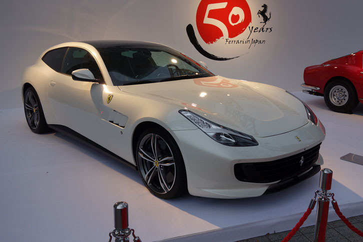 パリモーターショー2016で発表された「GTC4ルッソT」。