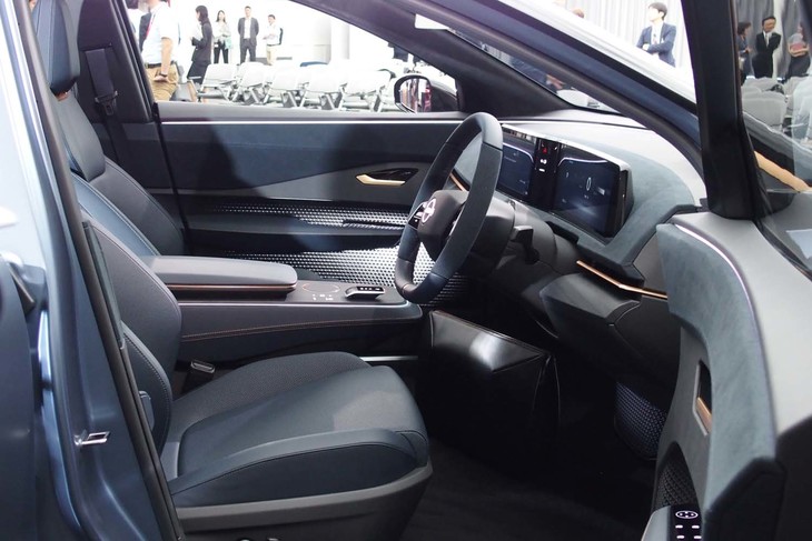 「ニッサン アリア コンセプト」のフロントシート。