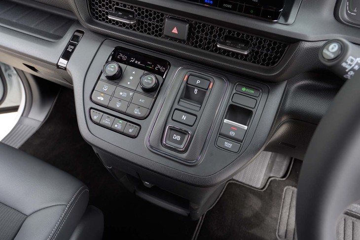 スイッチ式のシフトセレクターが採用された、ハイブリッド車のセンターコンソール。見た目にもスッキリとまとめられている。