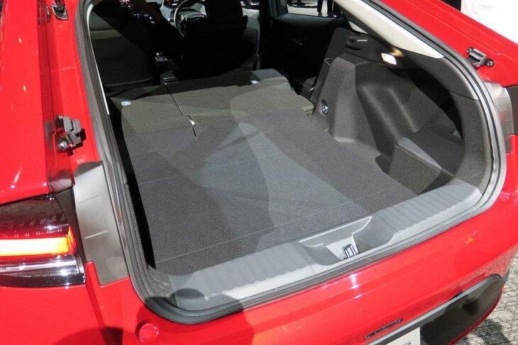 トヨタ・プリウス2.0L HEVプロトタイプ（ラゲッジスペース）