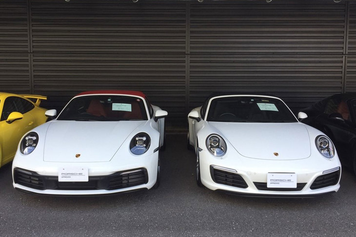 「911カレラ」（ともにカブリオレモデル）。向かって左が992型、右が991型。