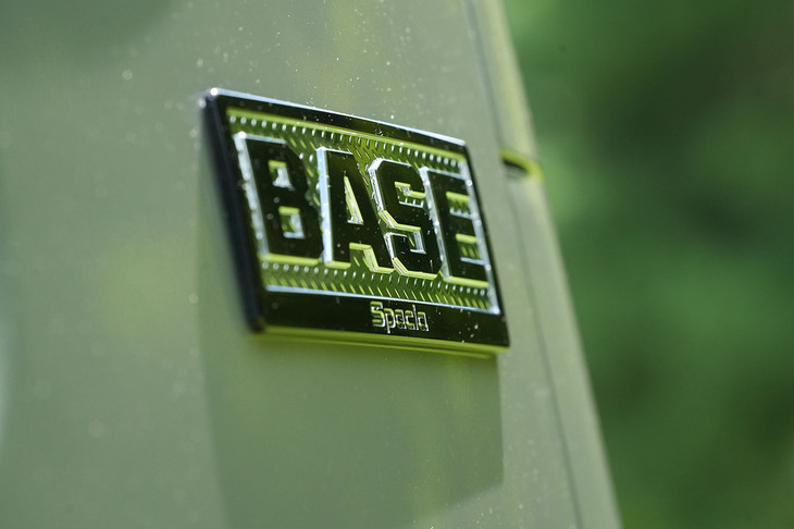 「BASE」が大きくて「Spacia」が小さいエンブレムは、「スペーシア ギア」と同様のデザイン。