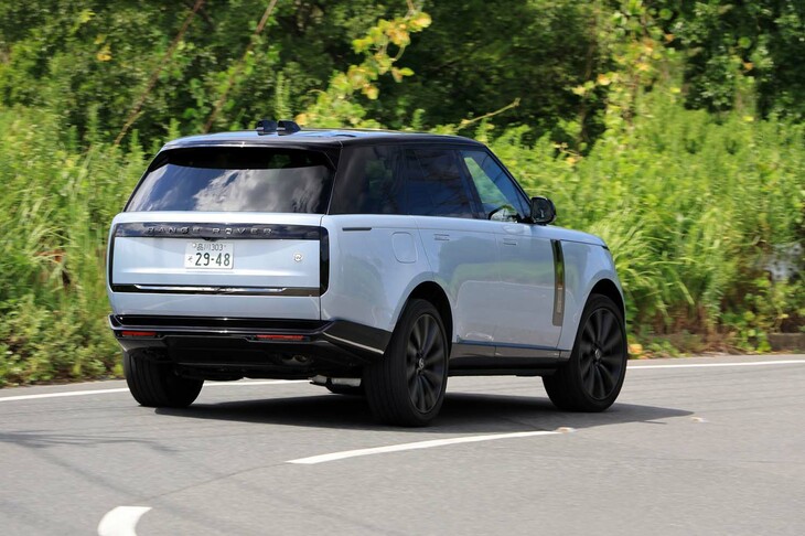 足まわりは高度に電子制御化されており、可変ダンパーとエアサスペンションの組み合わせにより、路面を問わず、常に快適な乗り心地と高い走行安定性を実現。オフロードでは車高を上げて走破性を高めることもできる。