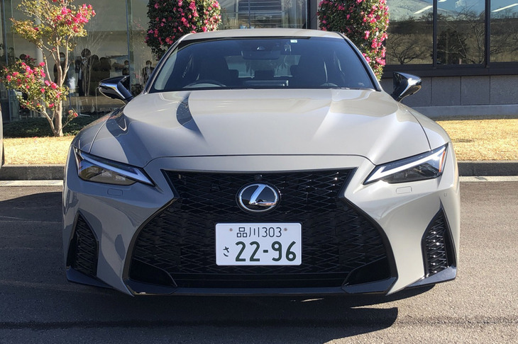 中央部分が盛り上がったエンジンフードや独自形状フロントバンパー、ワイドなフロントフェンダーなどがスパルタンな印象を漂わせる。写真の外板色「チタニウムカーバイドグレー」は「IS500」の専用色で、これを含め同モデルには全8種類のボディーカラーが用意されている。