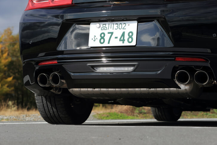 リアビューにおける「SS」の特徴となっている、4本出しのステンレスマフラー。アクセルを踏み込むと、すごみの効いたエキゾーストサウンドを楽しめる。