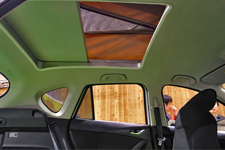 車内からテント部分へはこの“天窓”を通じて行き来する。