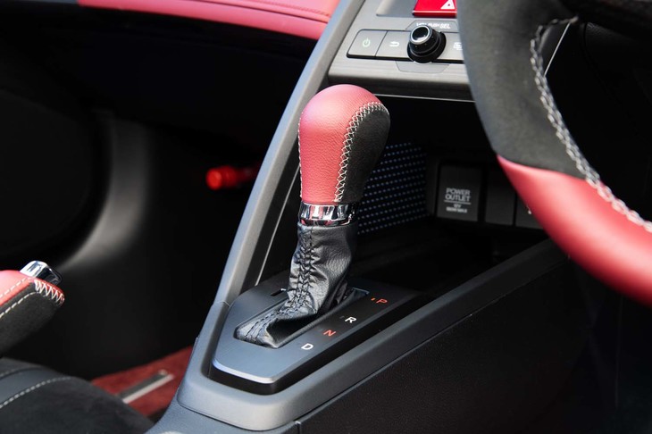 ステアリングホイールと同様、シフトセレクターもブラックの部分がアルカンターラに変わっている。