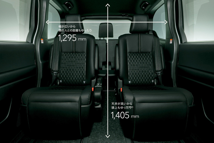ボディーサイズの拡大によりゆとりを増した車内空間。とくに左右Cピラー間の室内幅は1295mmと、従来より75mmも拡大。室内長も1405mmと、5mm高くなっている。